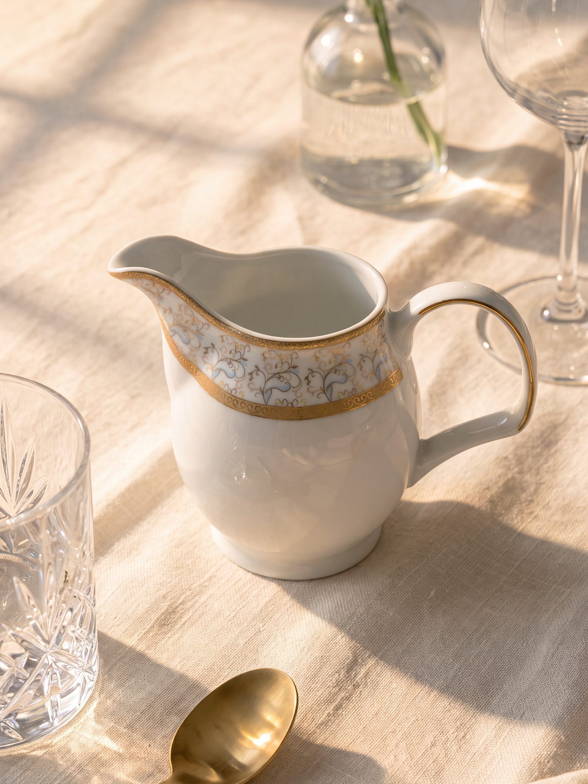 Teekanne aus Porzellan mit Milchkännchen und floralem Golddekor - Ansicht 3