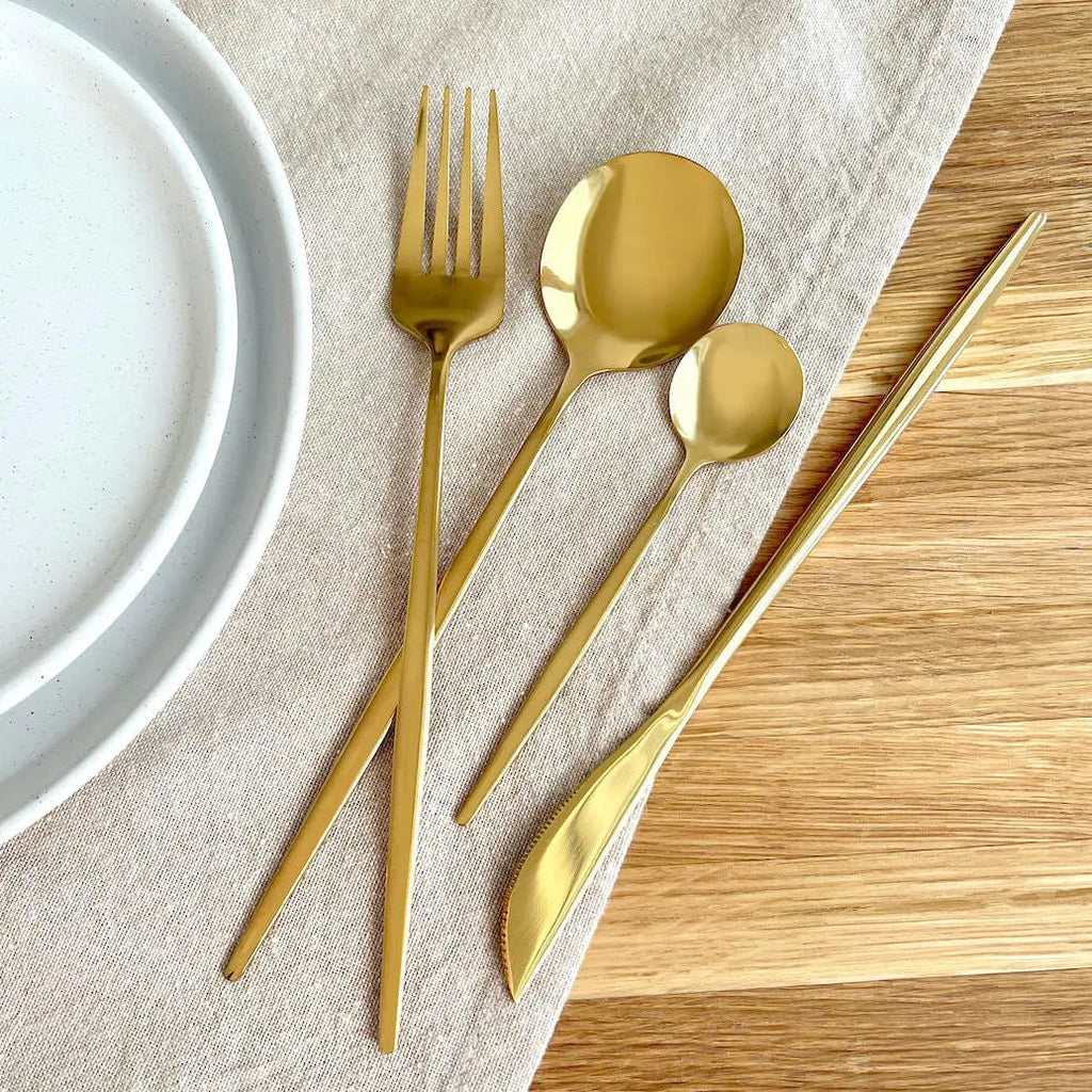 Besteck Set aus Edelstahl mit schlanken Griffen, modernes Design