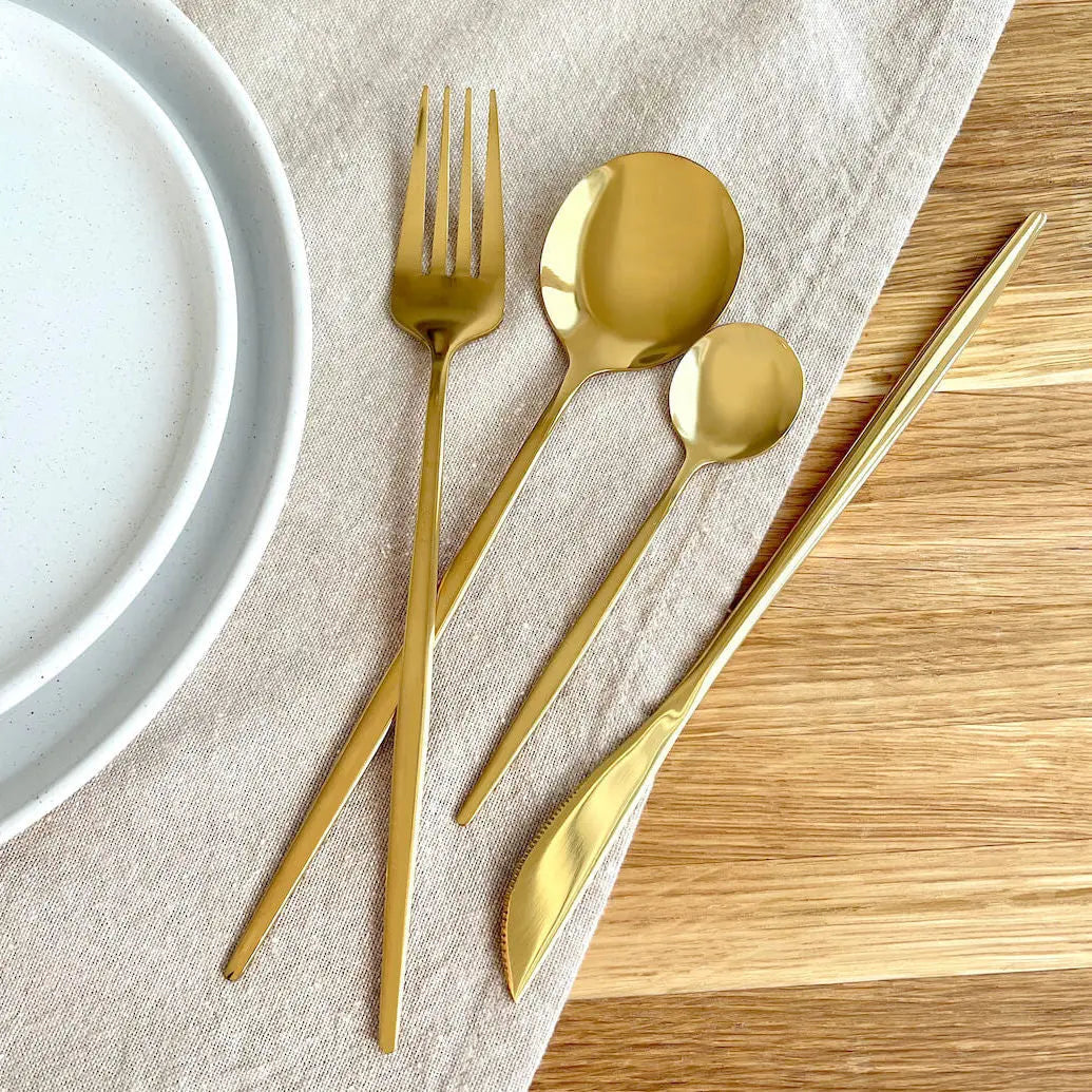 Besteck Set aus Edelstahl mit schlanken Griffen, modernes Design