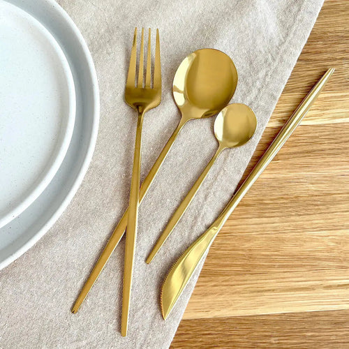 Besteck Set aus Edelstahl mit schlanken Griffen, modernes Design