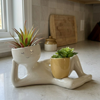 Blumentopf als liegende Figur in glänzender Keramikoptik