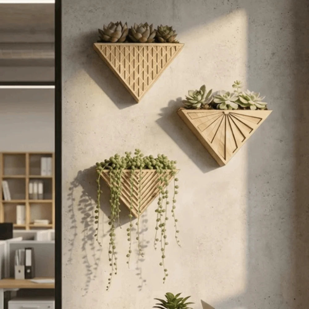 Blumentopf aus Holz zur Wandmontage mit geometrischem Dreieckdesign