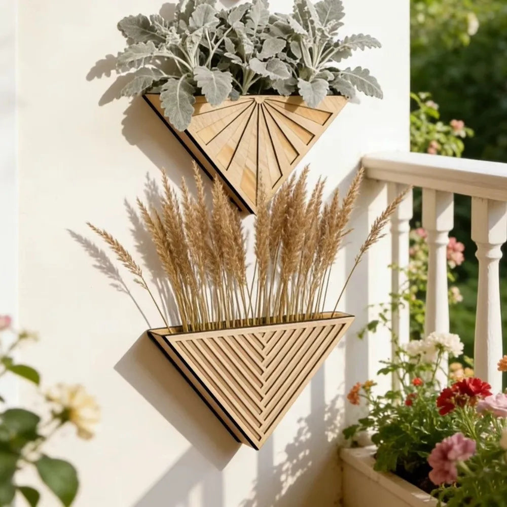 Blumentopf aus Holz zur Wandmontage mit geometrischem Dreieckdesign