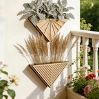 Blumentopf aus Holz zur Wandmontage mit geometrischem Dreieckdesign