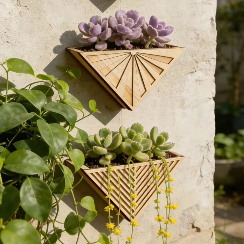 Blumentopf aus Holz zur Wandmontage mit geometrischem Dreieckdesign