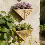Blumentopf aus Holz zur Wandmontage mit geometrischem Dreieckdesign