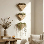 Blumentopf aus Holz zur Wandmontage mit geometrischem Dreieckdesign
