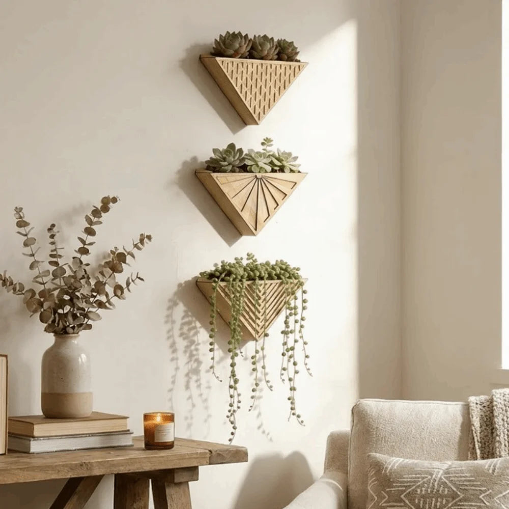 Blumentopf aus Holz zur Wandmontage mit geometrischem Dreieckdesign