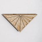 Blumentopf aus Holz zur Wandmontage mit geometrischem Dreieckdesign