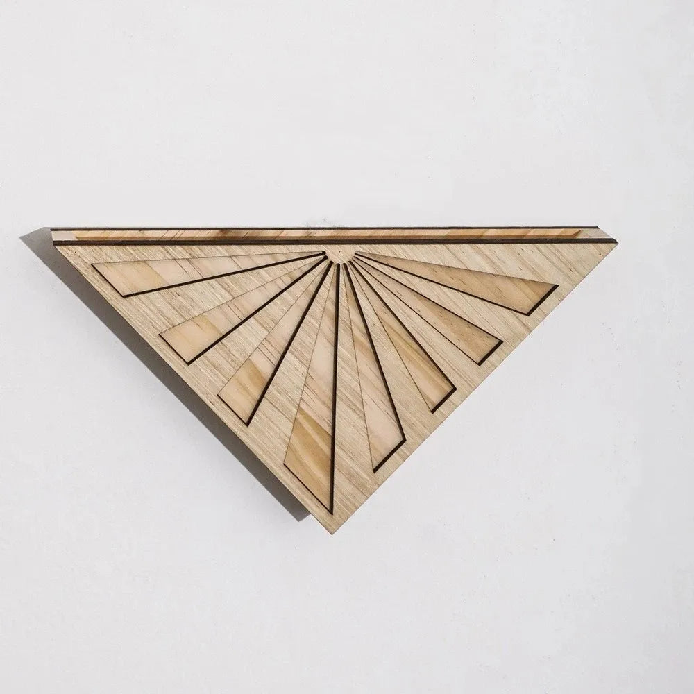 Blumentopf aus Holz zur Wandmontage mit geometrischem Dreieckdesign