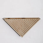 Blumentopf aus Holz zur Wandmontage mit geometrischem Dreieckdesign