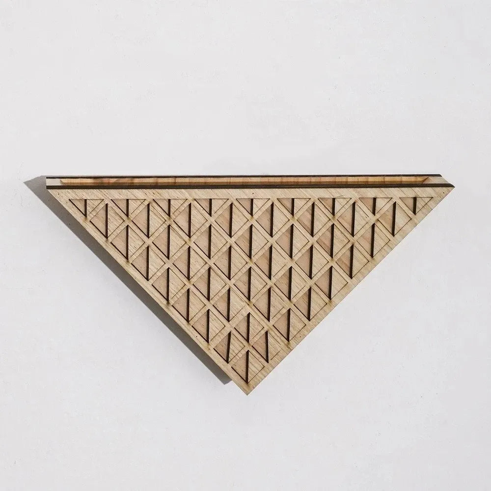 Blumentopf aus Holz zur Wandmontage mit geometrischem Dreieckdesign