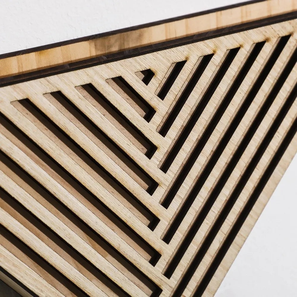 Blumentopf aus Holz zur Wandmontage mit geometrischem Dreieckdesign