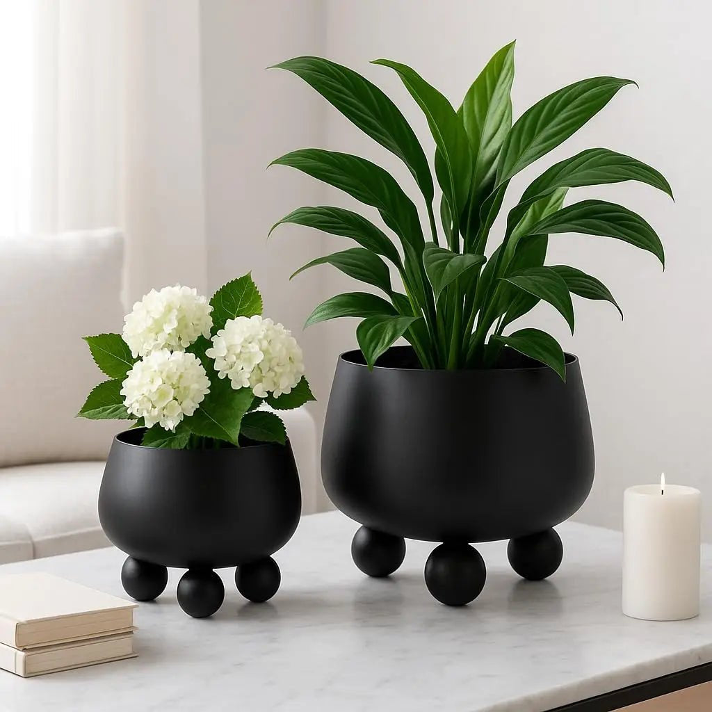 Blumentopf aus Metall mit Kugelfüssen für innen und aussen