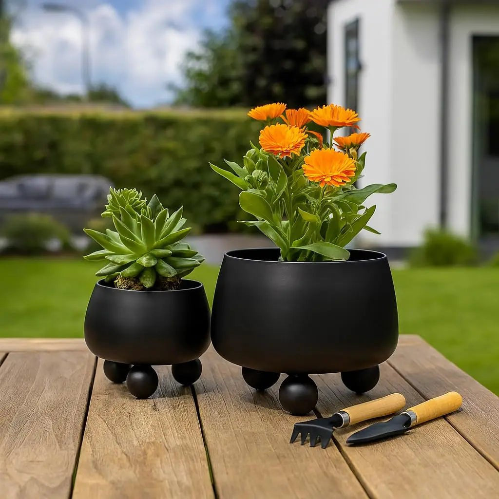 Blumentopf aus Metall mit Kugelfüssen für innen und aussen