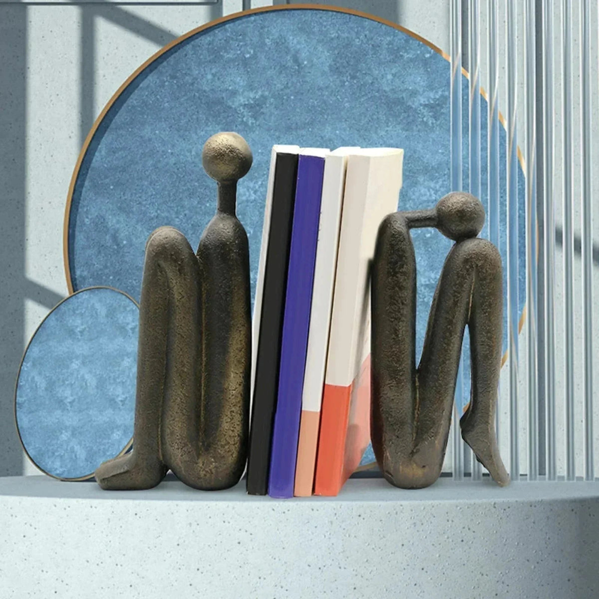 Buchstütze aus Kunstharz, beschwerte Figur in skulpturaler Form