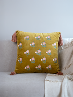 Dekokissen aus Samt mit floraler Stickerei und Quasten