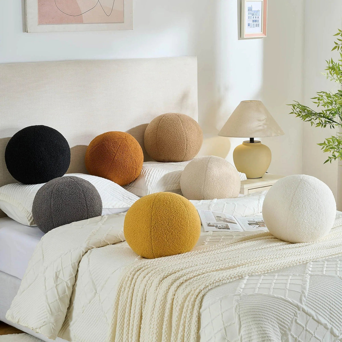 Dekokissen in Kugelform mit Plüschfüllung, minimalistisch