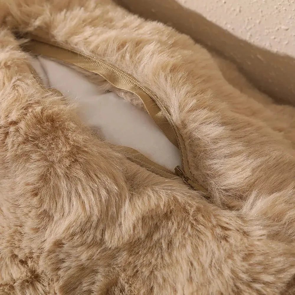 Kissenbezug aus Kunstfell, flauschig mit plastischer Blasenstruktur