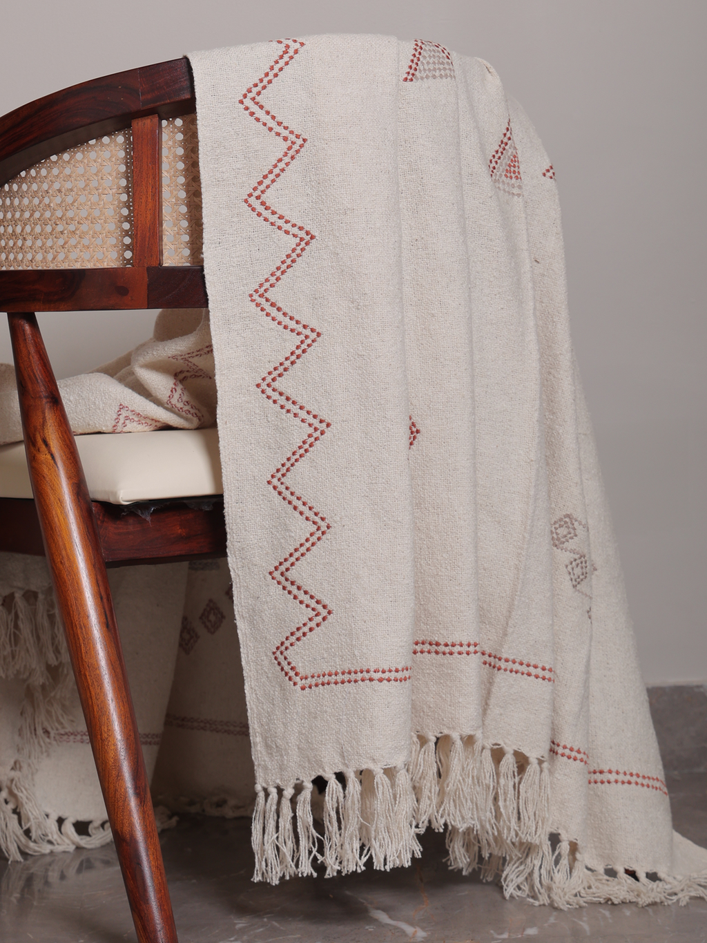 Kuscheldecke aus Baumwolle mit floraler Stickerei und Fransen - Ansicht 7
