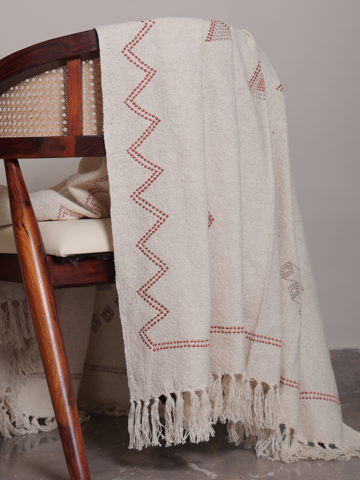 Kuscheldecke aus Baumwolle mit floraler Stickerei und Fransen - Ansicht 7