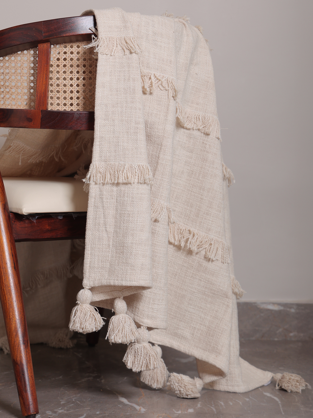Kuscheldecke aus gewebter Baumwolle mit Stickstreifen und Quasten - Ansicht 6