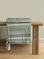 Kuscheldecke aus handgewebter Baumwolle mit Streifen und Quasten