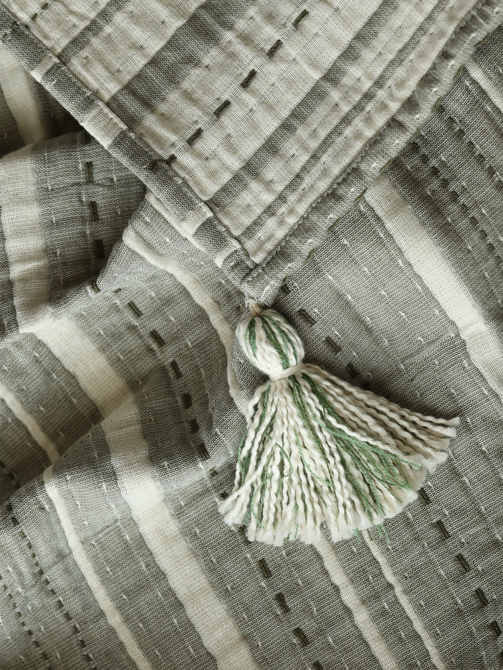 Kuscheldecke aus handgewebter Baumwolle mit Streifen und Quasten - Ansicht 2