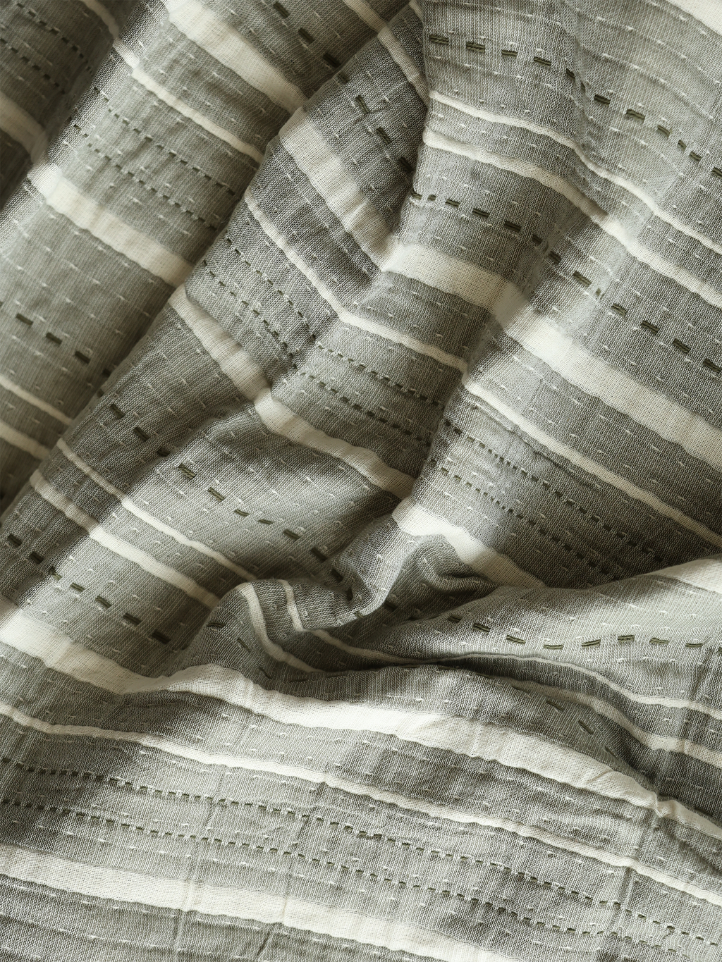 Kuscheldecke aus handgewebter Baumwolle mit Streifen und Quasten - Ansicht 6