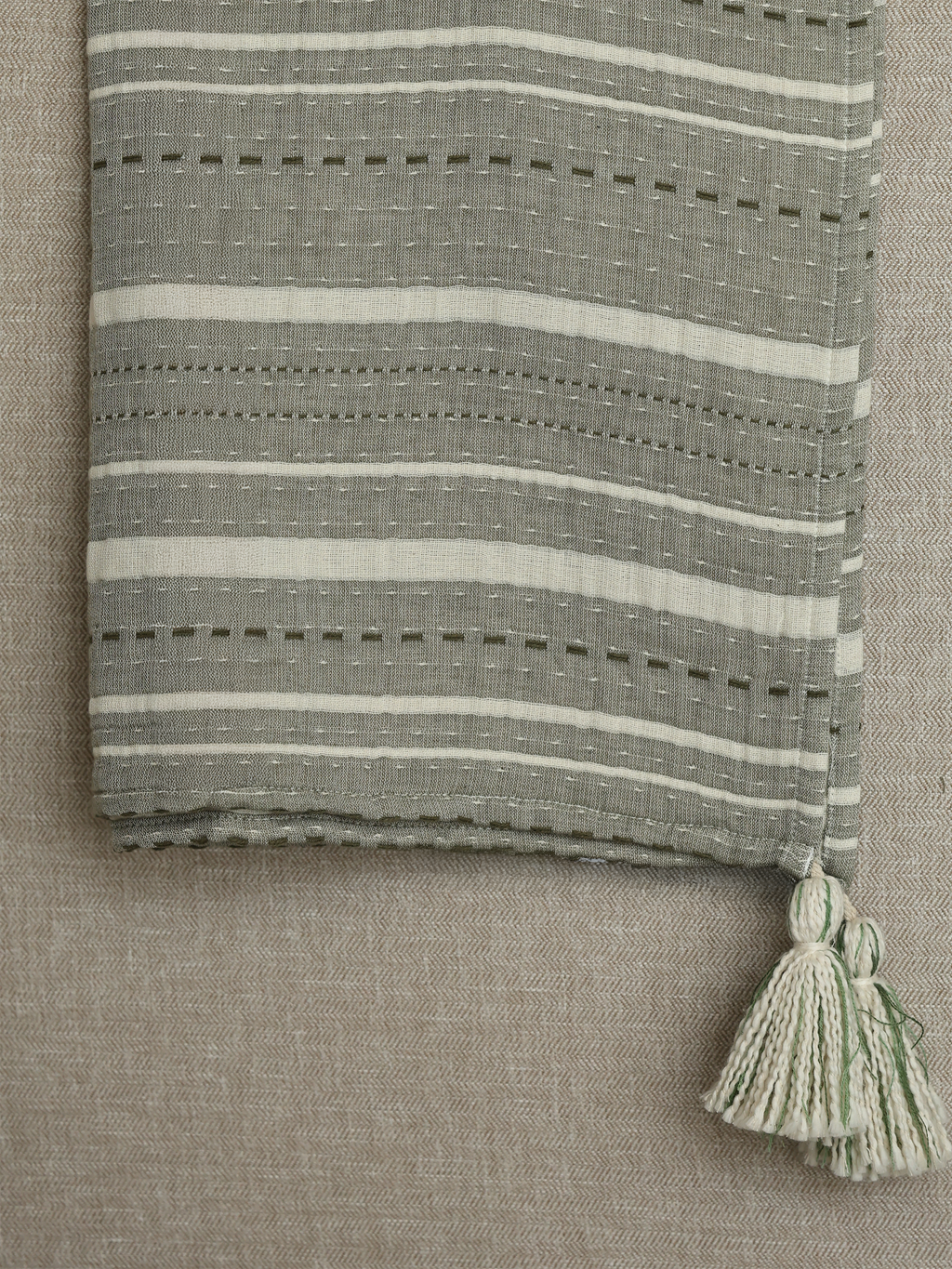 Kuscheldecke aus handgewebter Baumwolle mit Streifen und Quasten - Ansicht 9