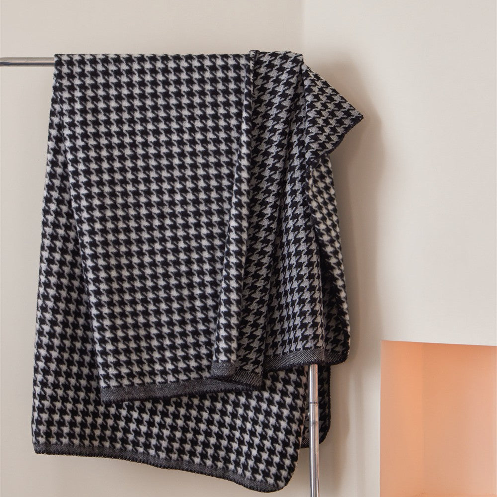 Kuscheldecke aus Wollmischung mit Hahnentritt-Jacquardmuster