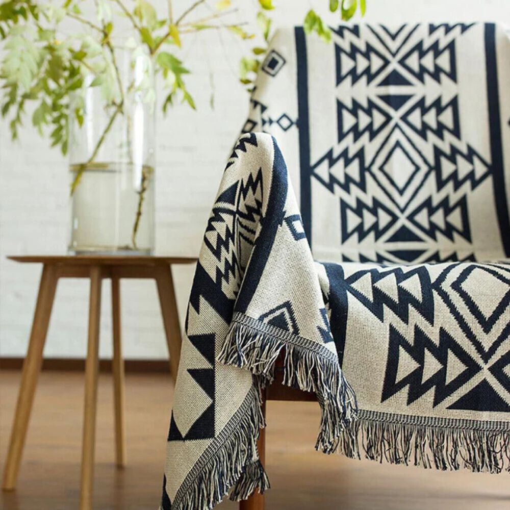 Kuscheldecke wendbar mit Fransen und geometrischem Muster