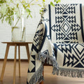 Kuscheldecke wendbar mit Fransen und geometrischem Muster