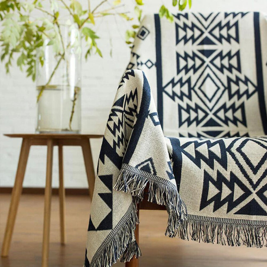 Kuscheldecke wendbar mit Fransen und geometrischem Muster