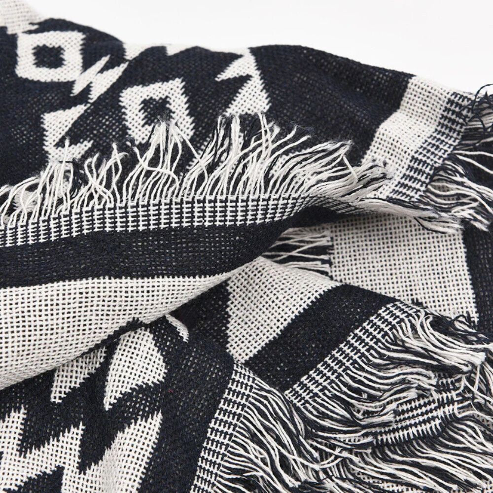 Kuscheldecke wendbar mit Fransen und geometrischem Muster - Ansicht 4
