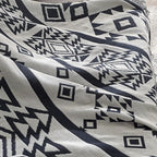 Kuscheldecke wendbar mit Fransen und geometrischem Muster - Ansicht 5