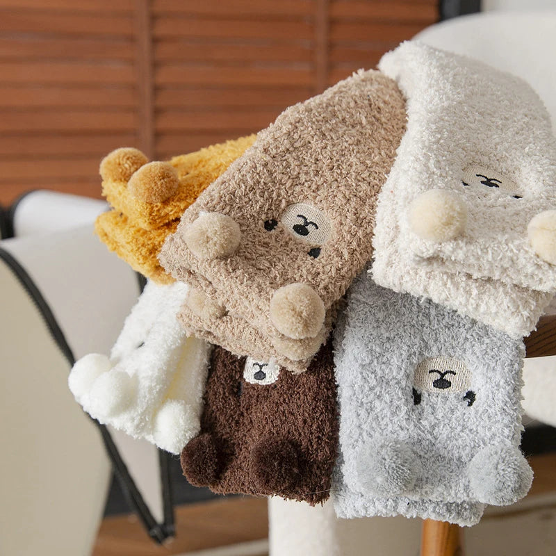Kuschelsocken aus Plüschstrick, warm und dehnbar mit Bärenmotiv