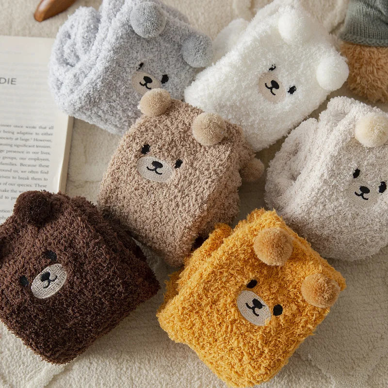 Kuschelsocken aus Plüschstrick, warm und dehnbar mit Bärenmotiv