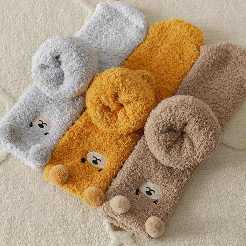 Kuschelsocken aus Plüschstrick, warm und dehnbar mit Bärenmotiv