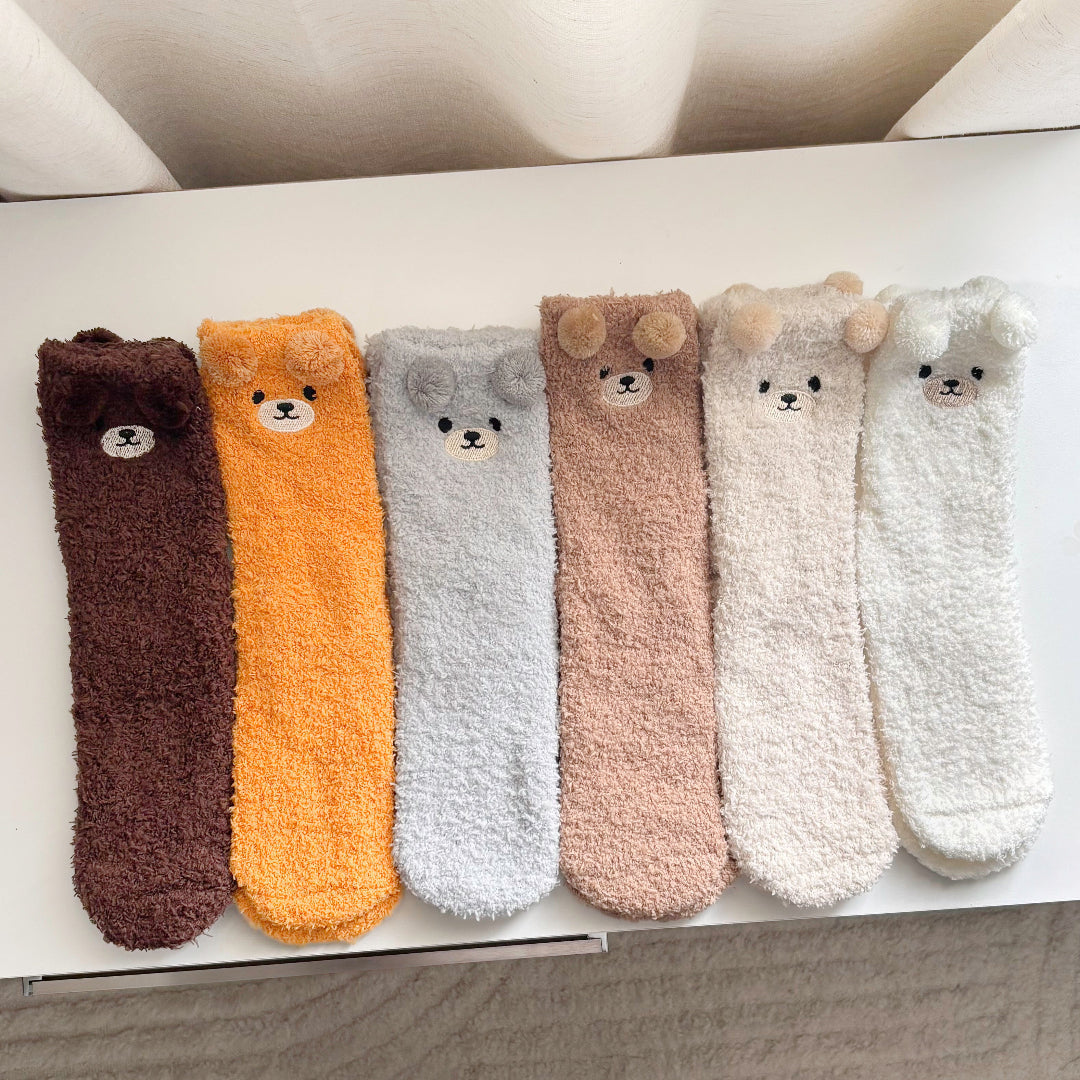 Kuschelsocken aus Plüschstrick, warm und dehnbar mit Bärenmotiv