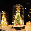 LED Weihnachtsbaum unter Glaskuppel mit warmer Beleuchtung