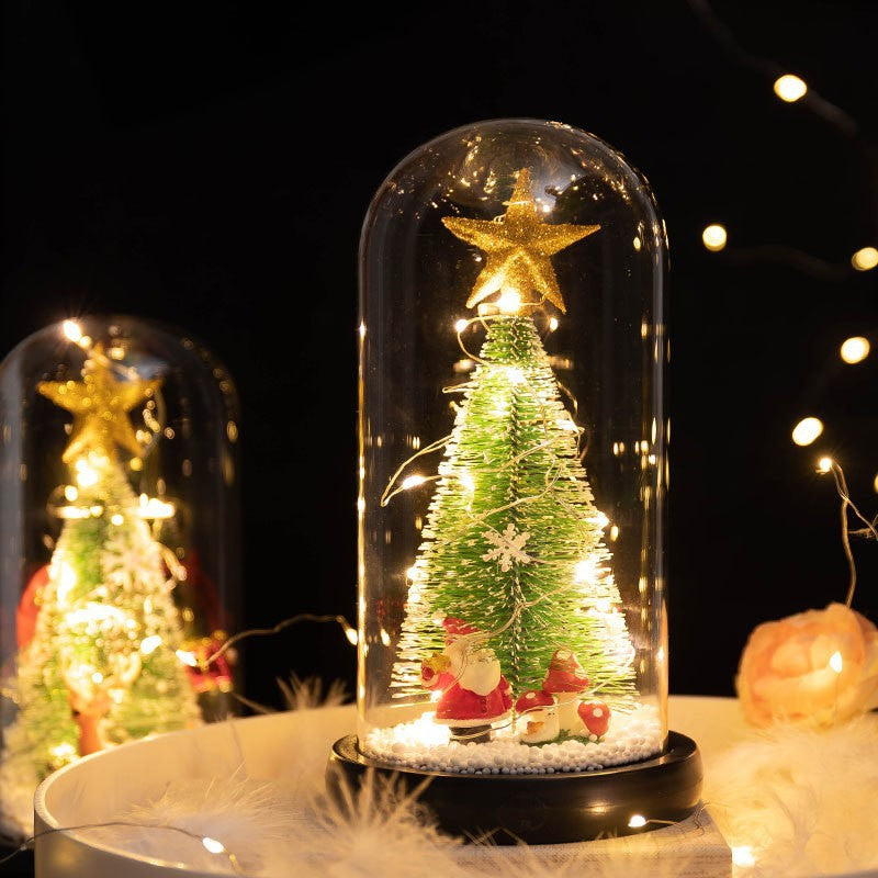 LED Weihnachtsbaum unter Glaskuppel mit warmer Beleuchtung