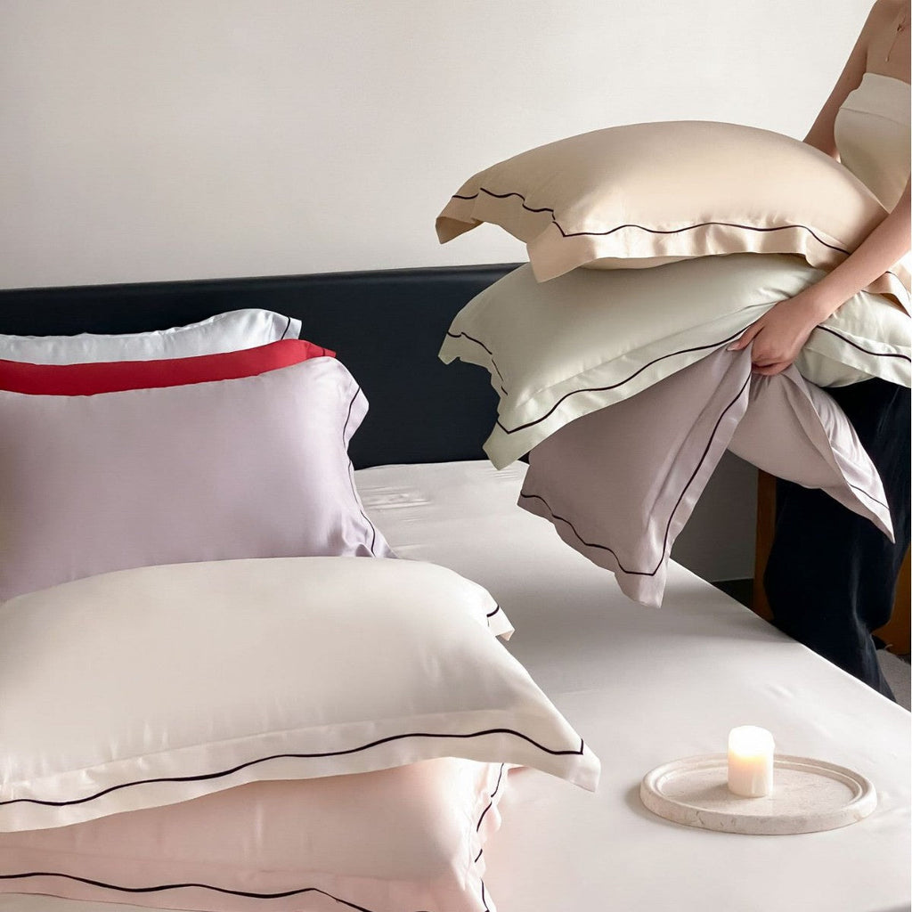 Satin Kissenbezug aus Lyocell mit Stehsaum und feiner Kontrastpaspel