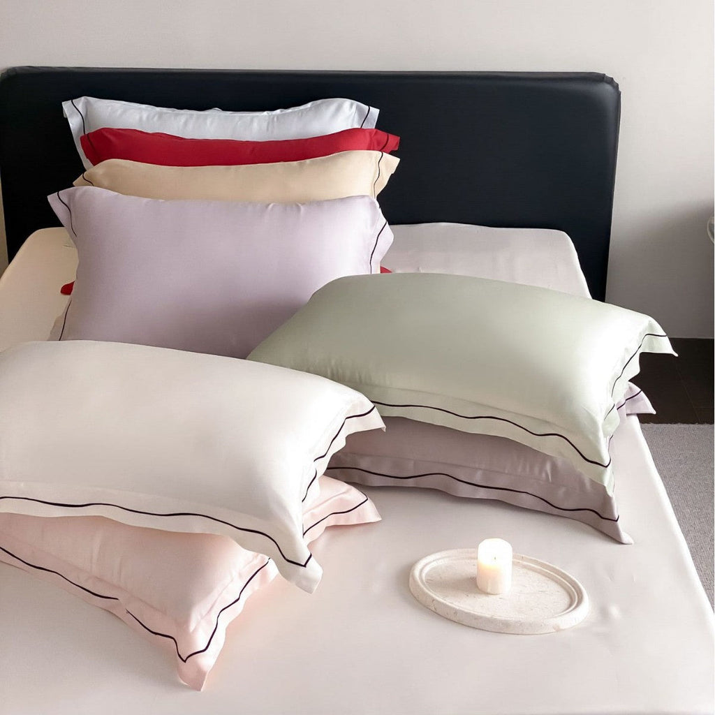 Satin Kissenbezug aus Lyocell mit Stehsaum und feiner Kontrastpaspel