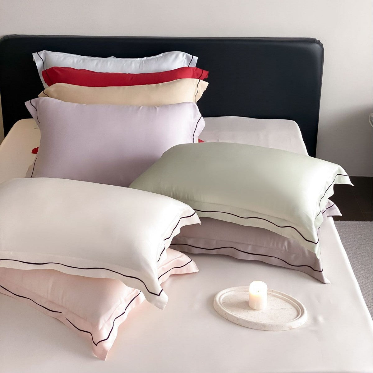 Satin Kissenbezug aus Lyocell mit Stehsaum und feiner Kontrastpaspel