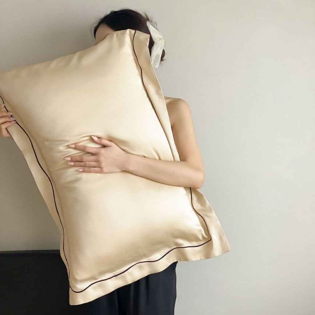 Satin Kissenbezug aus Lyocell mit Stehsaum und feiner Kontrastpaspel