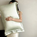 Satin Kissenbezug aus Lyocell mit Stehsaum und feiner Kontrastpaspel