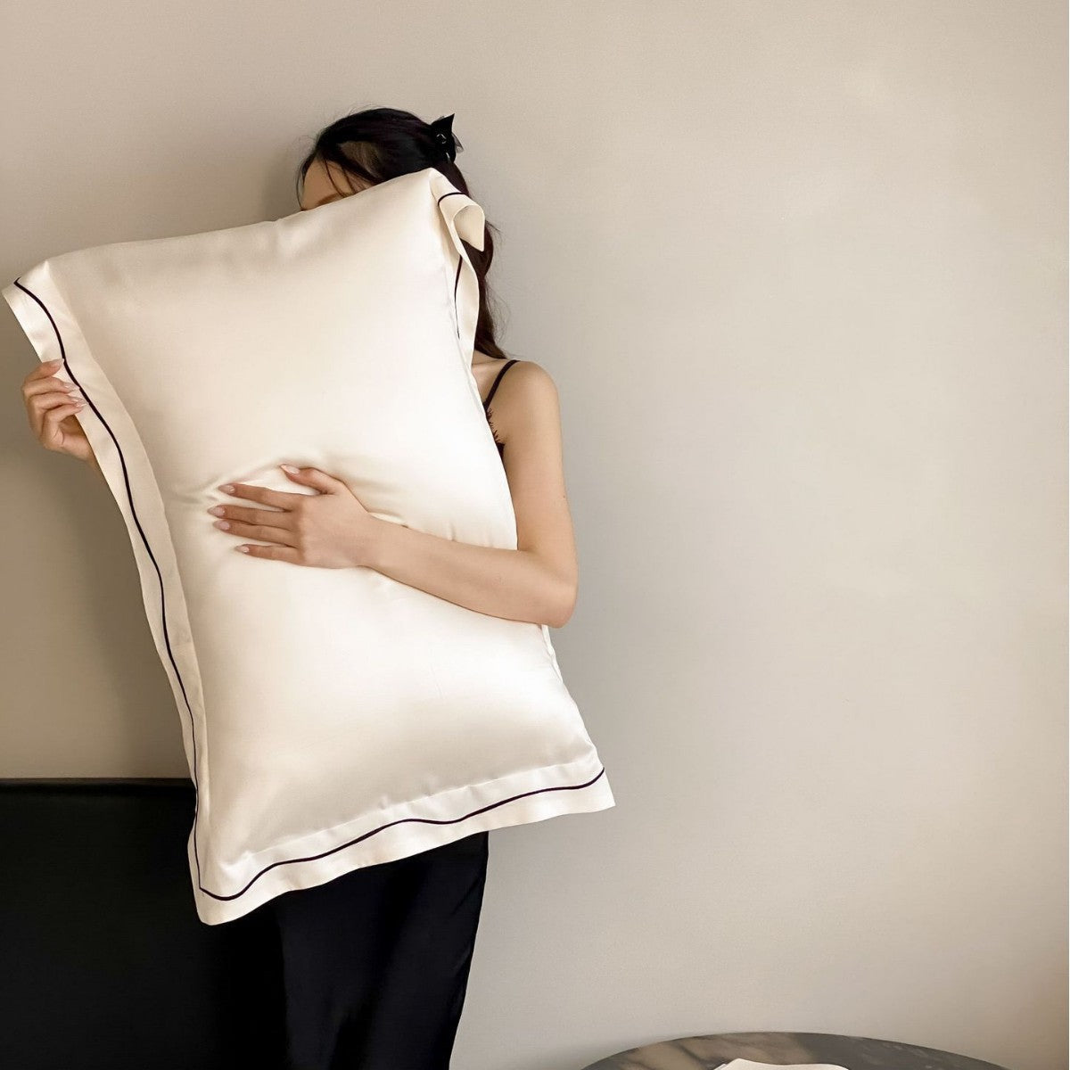 Satin Kissenbezug aus Lyocell mit Stehsaum und feiner Kontrastpaspel