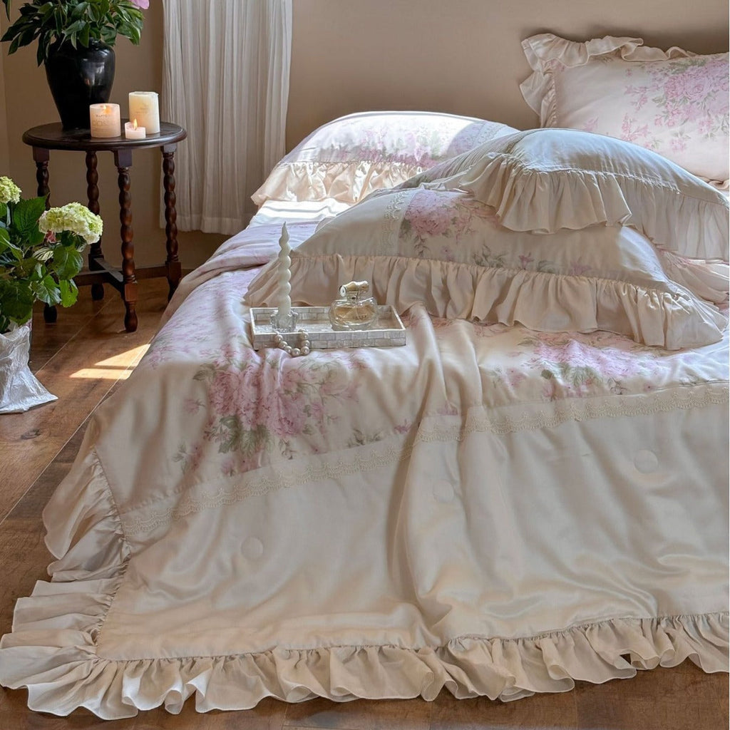 Satin Kissenbezug mit Rüschen, Spitzenborte und Blumeneinsatz