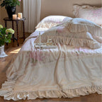 Satin Kissenbezug mit Rüschen, Spitzenborte und Blumeneinsatz